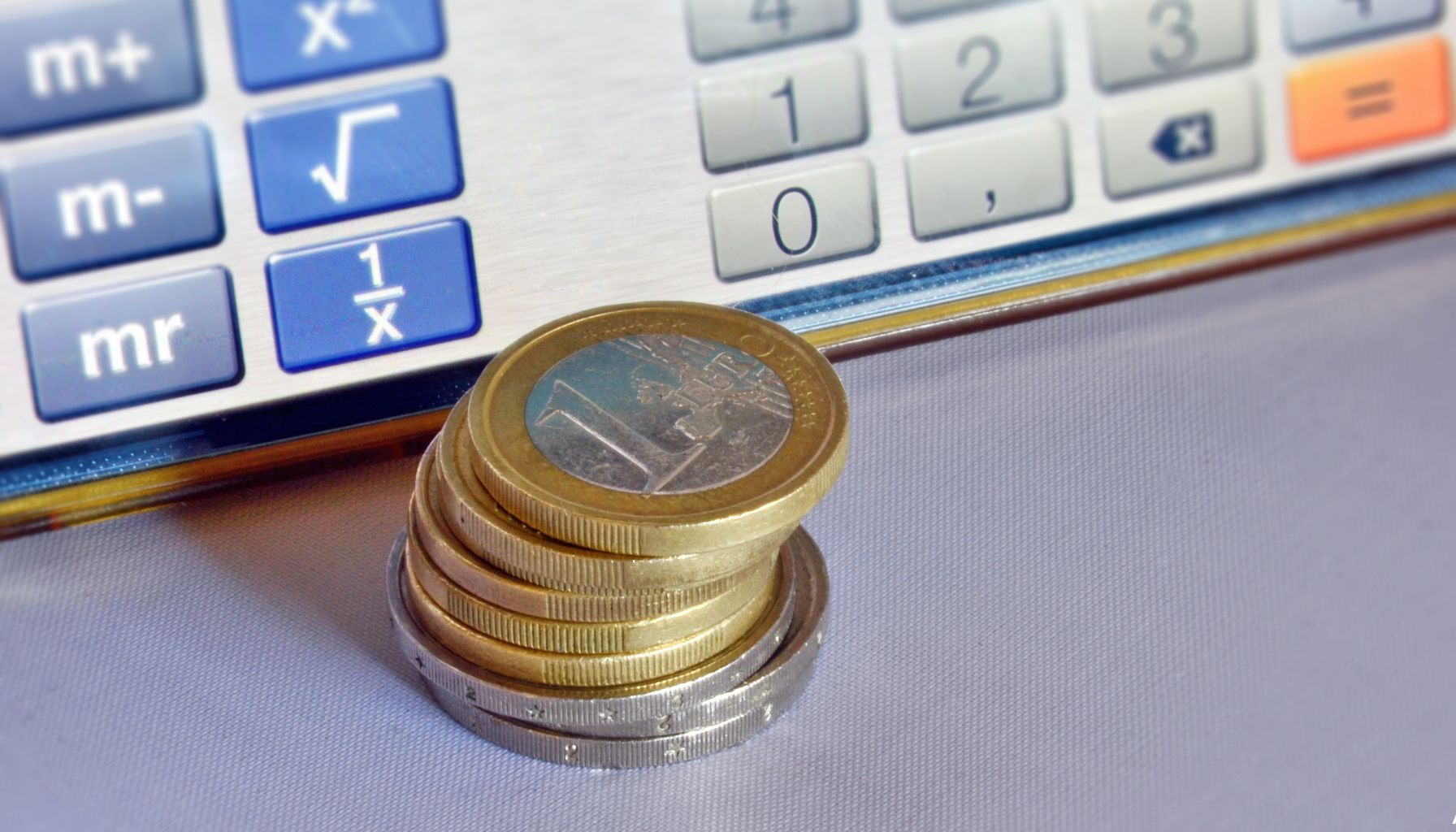 Orçamento Realista: Dicas para Economizar e Investir Mesmo com Recursos Limitados